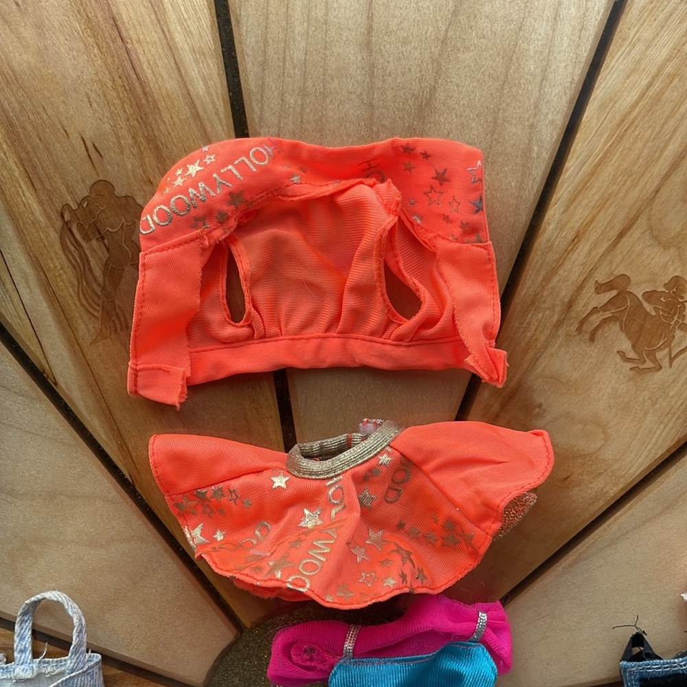 11 vintage Barbie outfits - Picture 2 of 5